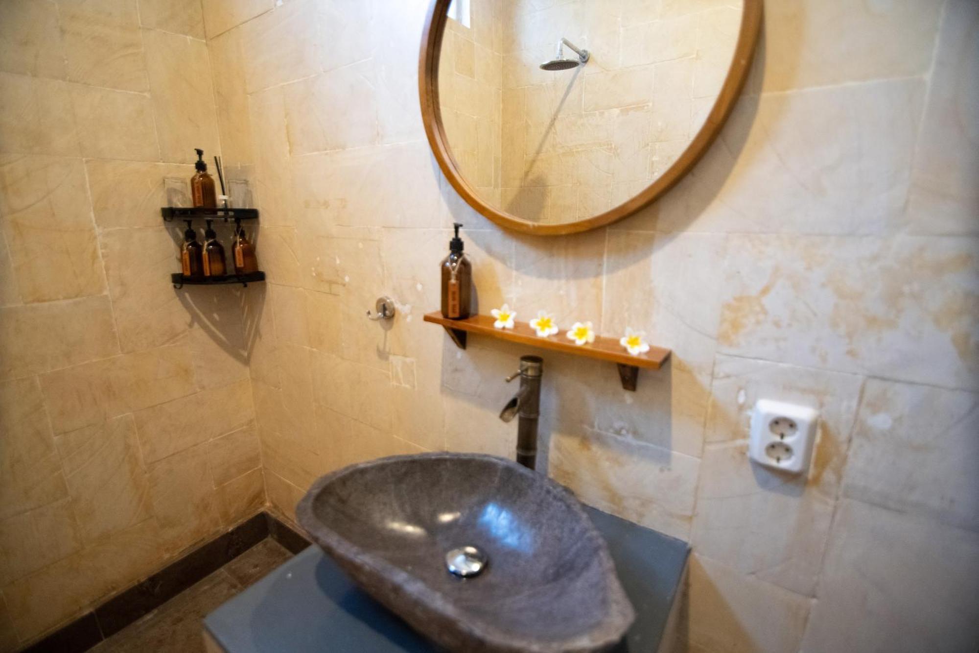 Rumah Singa - Holistic Healing Retreat กิลิไอร์ ภายนอก รูปภาพ